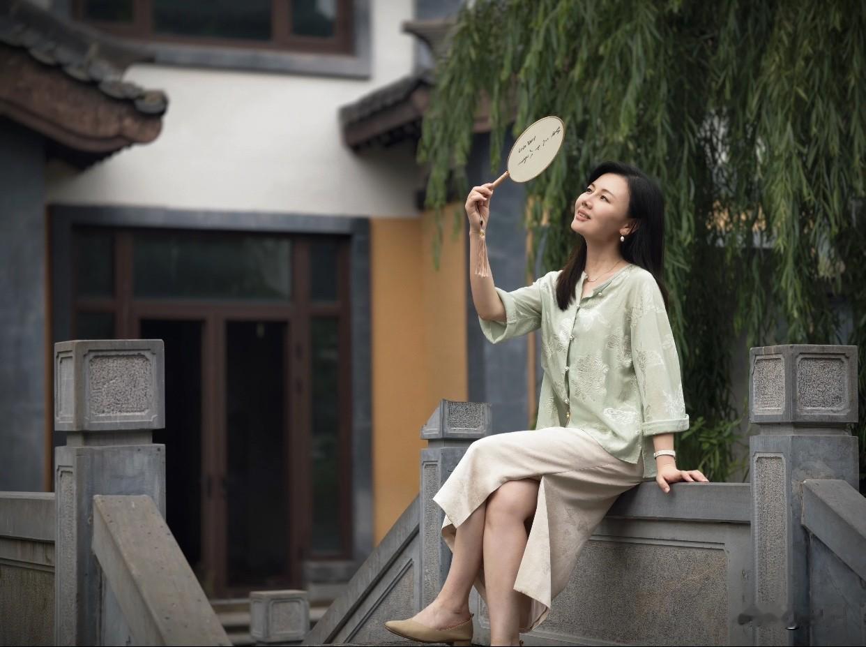 美女们快来分享自己的穿搭吧！选对颜色，同色系搭配不容易出错。