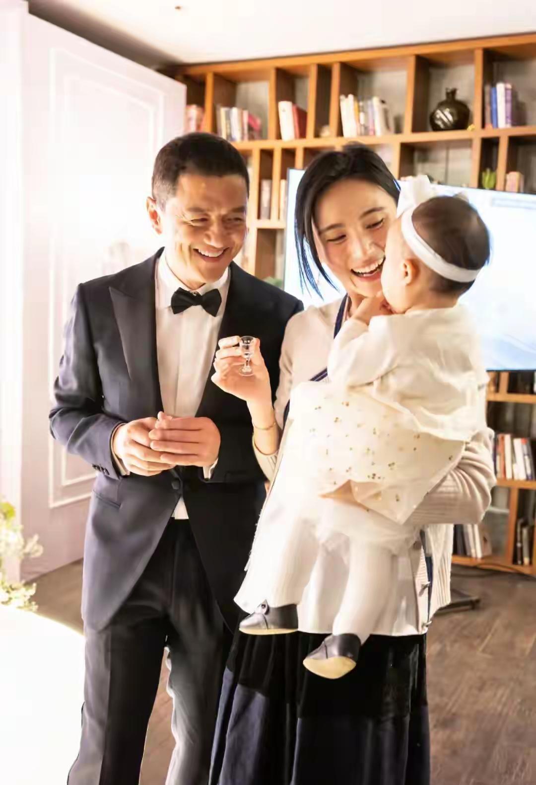 同样是直播还债，罗永浩守住了婚姻，李亚鹏却官宣离婚，引爆热议。
他直播时正面回应