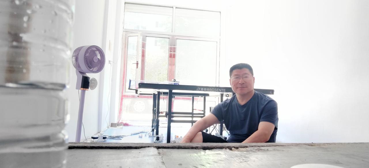 这就是我想要的生活，闲暇时间，我就来到自己装修的乒乓球室，和发球机打一会乒乓球，