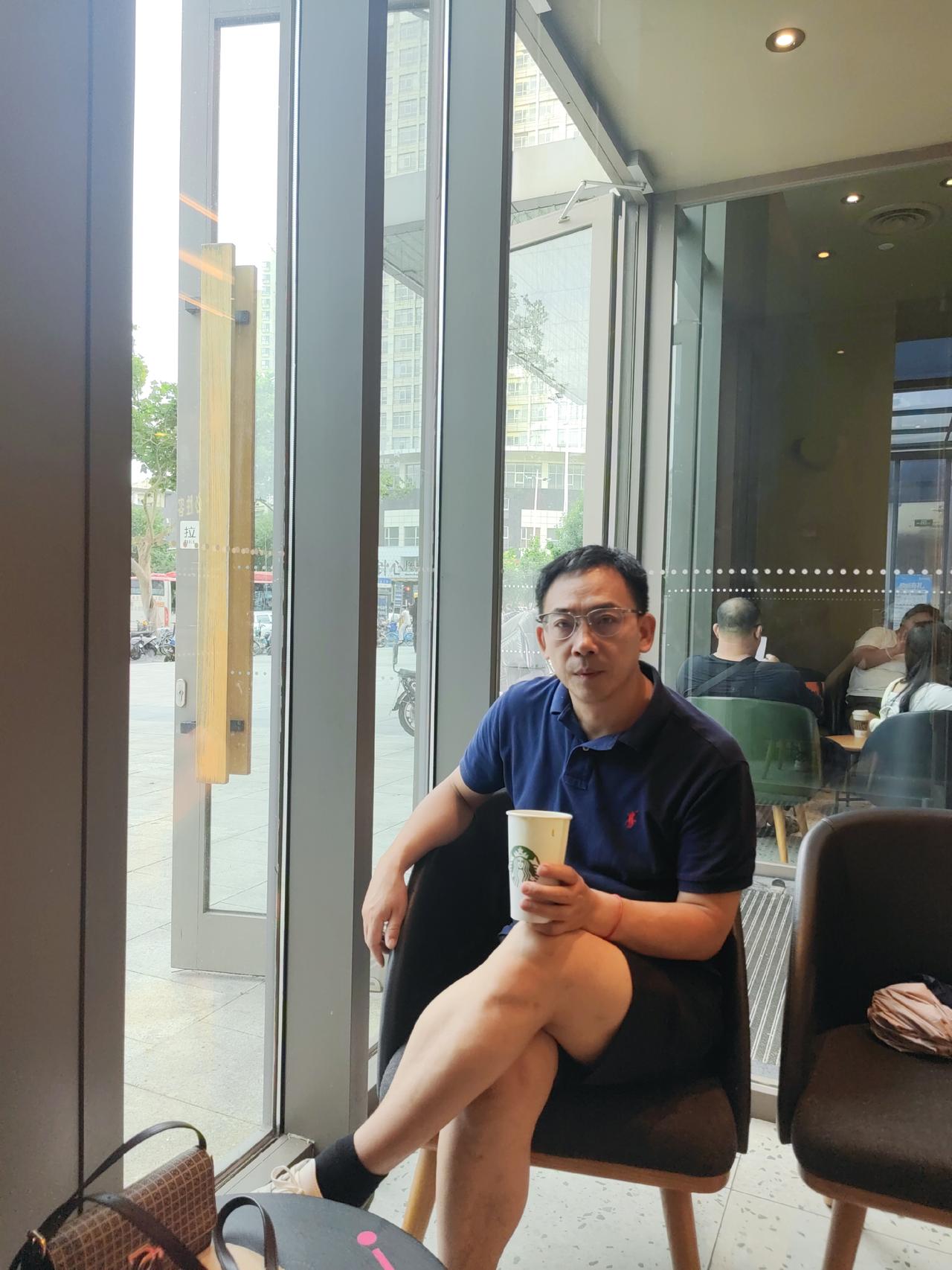我手机的镜头模糊了，拍照片也不清楚，于是准备利用出差的机会来手机专营店里换个镜头