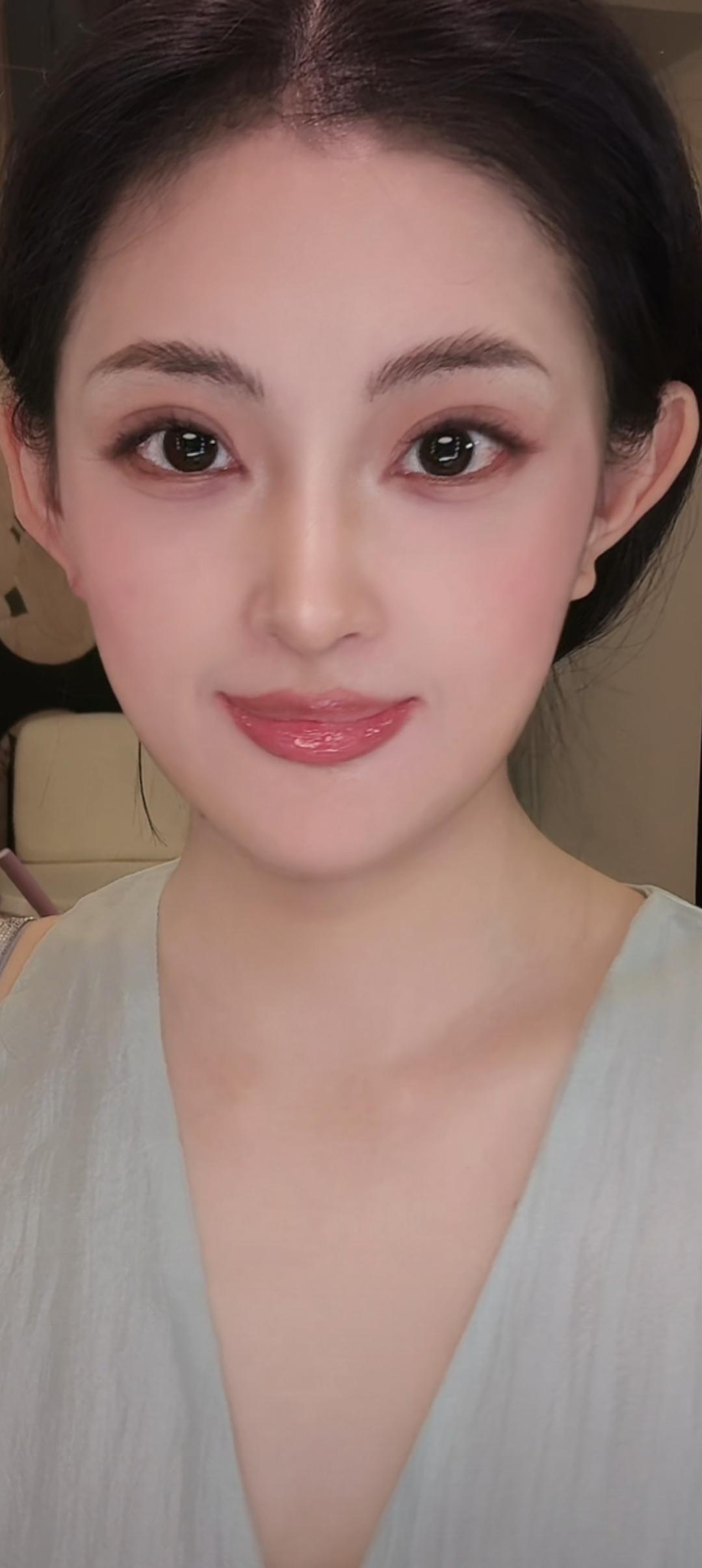 这姑娘看起来妆容很精致！