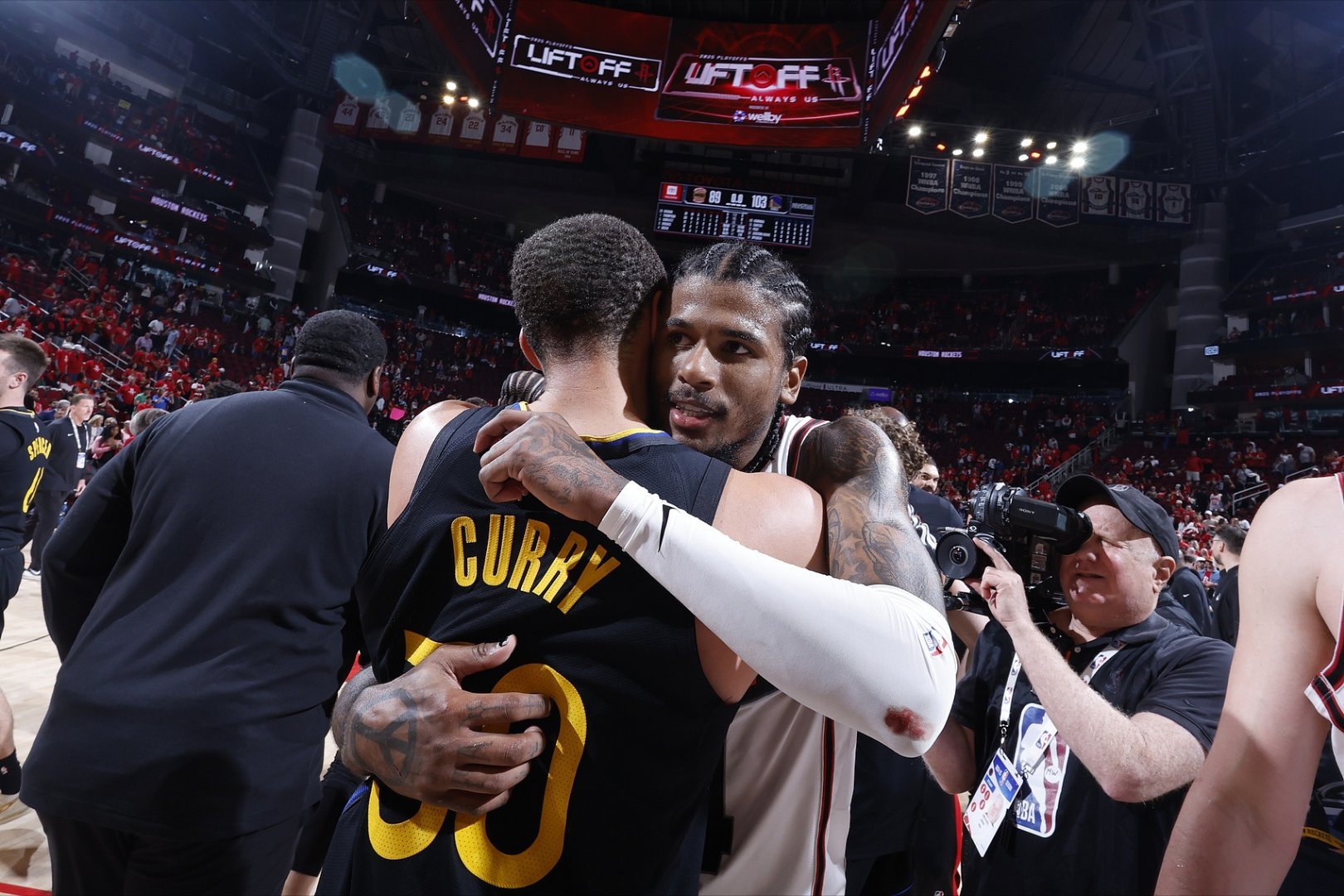 ➡也算是算是替父从军了库里太阳淘汰勇士库里杰伦·格林：库里赛后让我去俄城把事情办