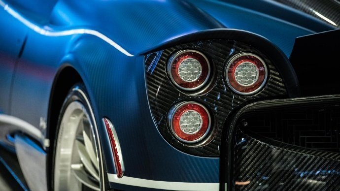 哇塞，大腕秀场那场面简直绝了！那些超跑的设计太别致了，尤其是那超性感的车屁股，绝