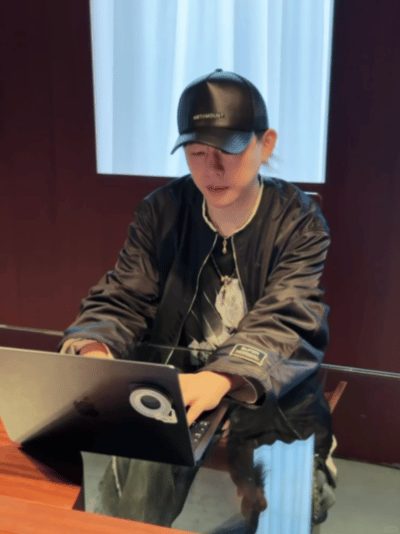胡彦斌 vibecoding的都懂这个姿势不得不夸赞胡彦斌超强的学习能力，愿意放