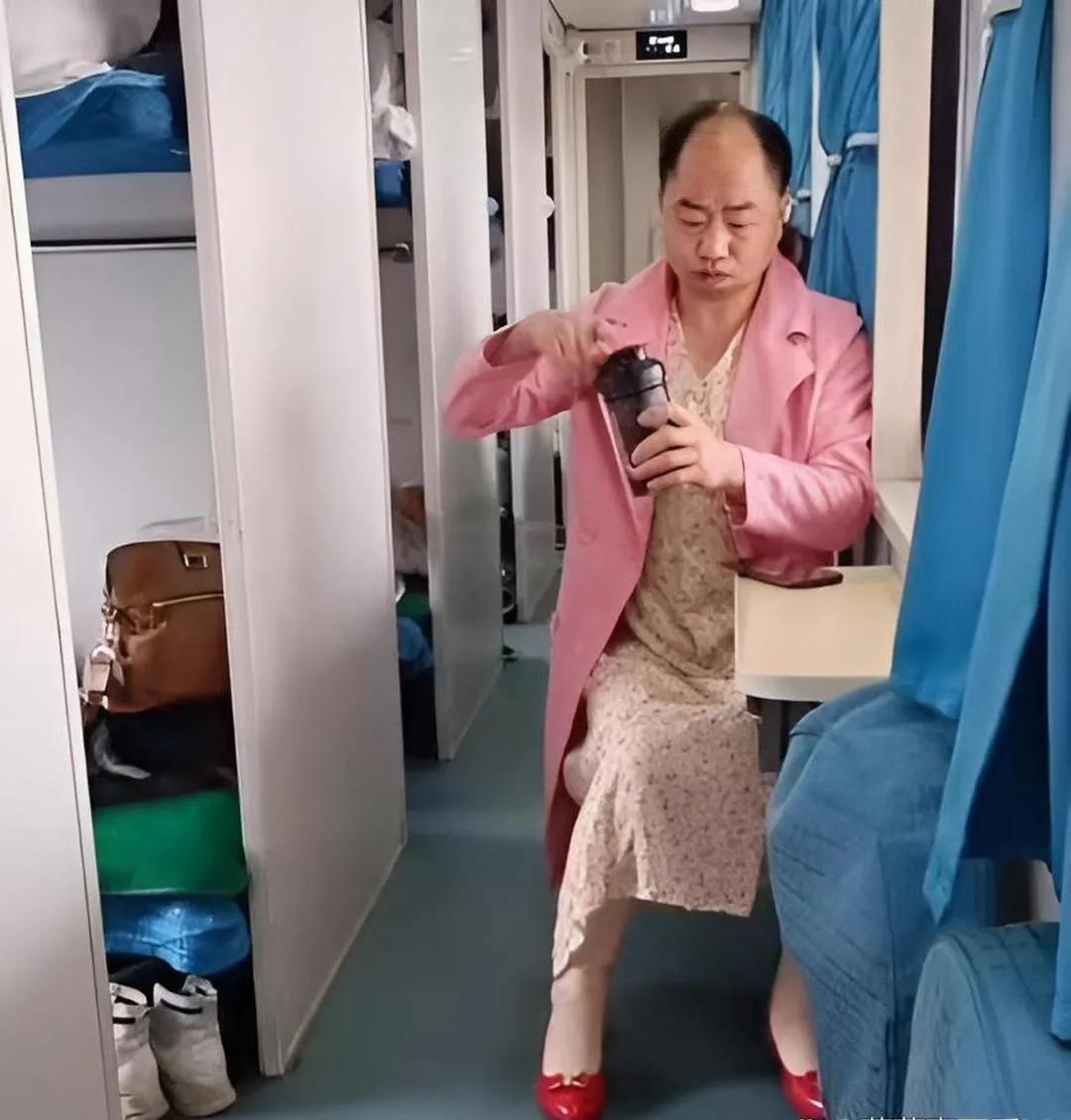 大爷还是懂生活的[吐血]，就是秃顶耽误了您！