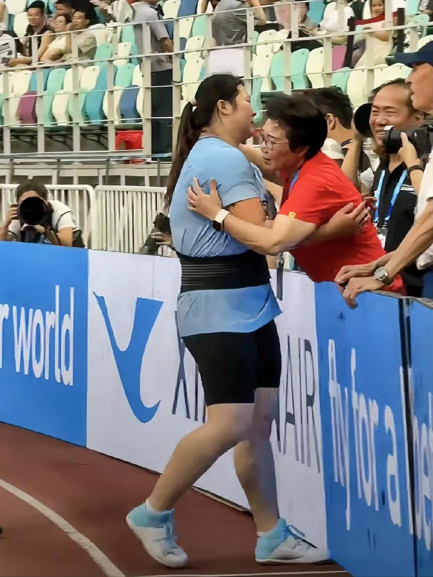 严子怡成功之路上的四位贵人

1、母亲刘女士，作为女儿成长的全程贴身陪伴，她十几