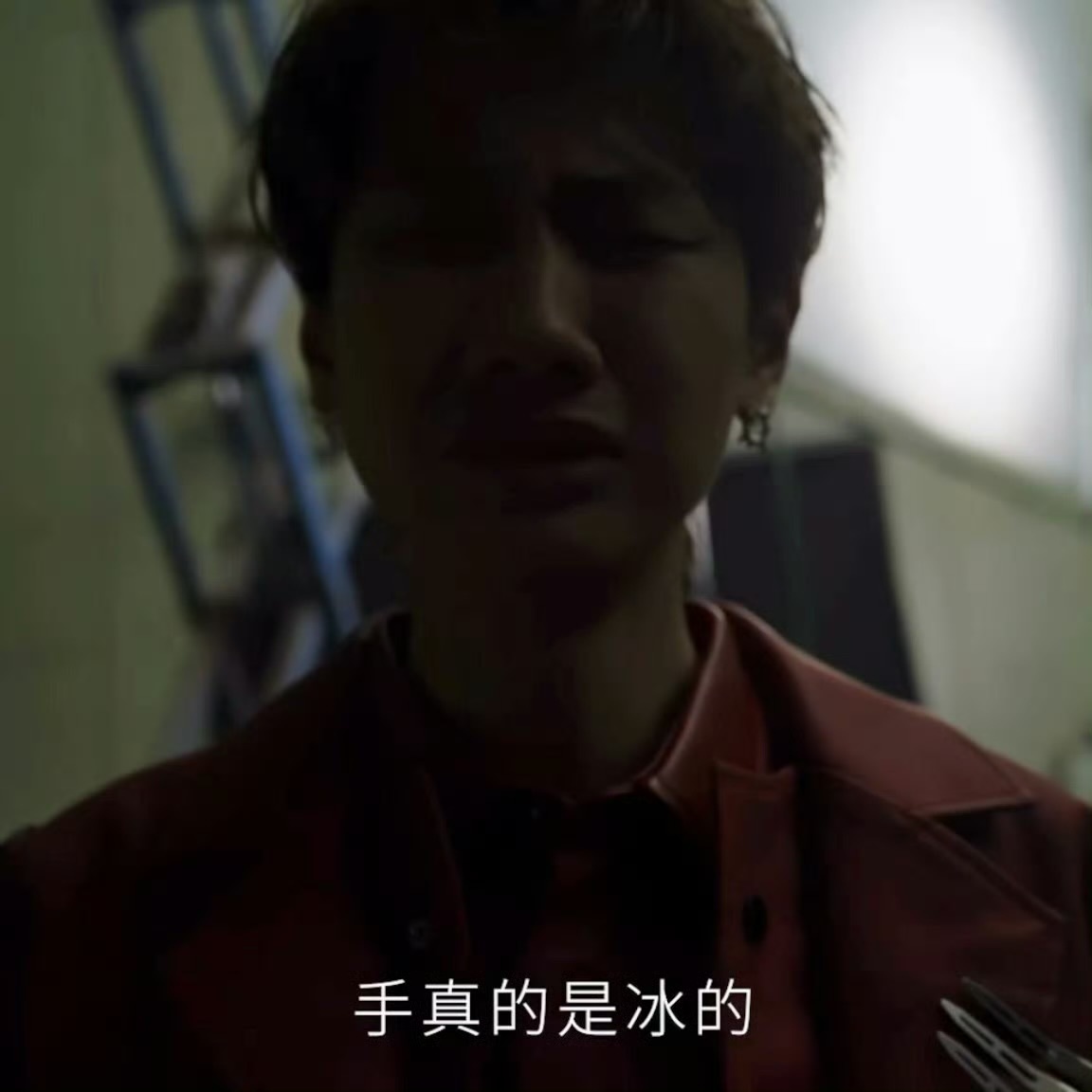 汪苏泷怎么有两副面孔啊 已知这个汪苏泷在三米绿幕台表情皱皱巴巴，被吓哭了还手脚冰
