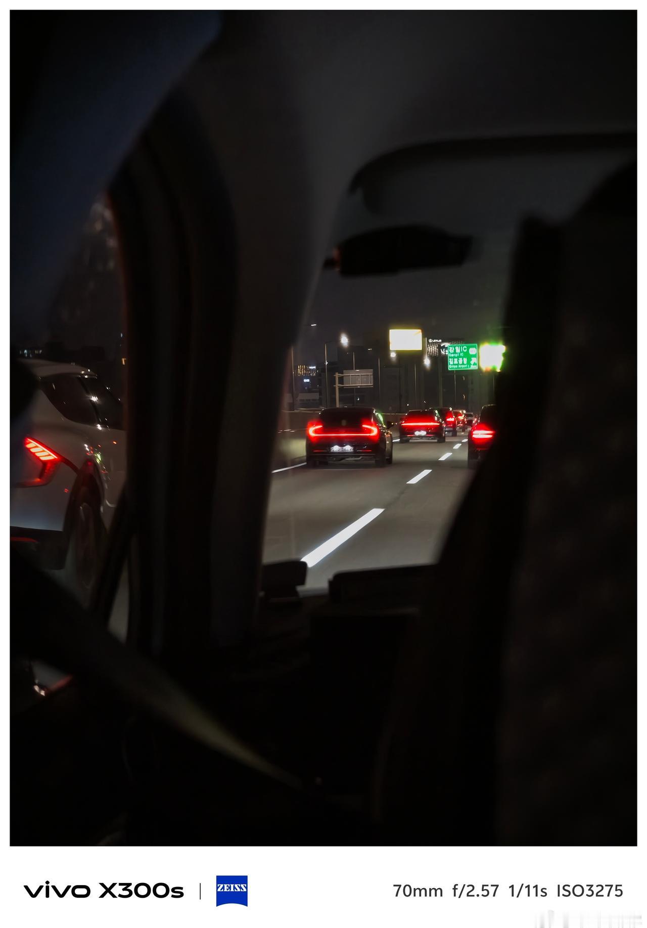 前几天在韩国首尔打车，看前车的尾灯以为是辆小米，追上去发现是辆现代[允悲] ​​