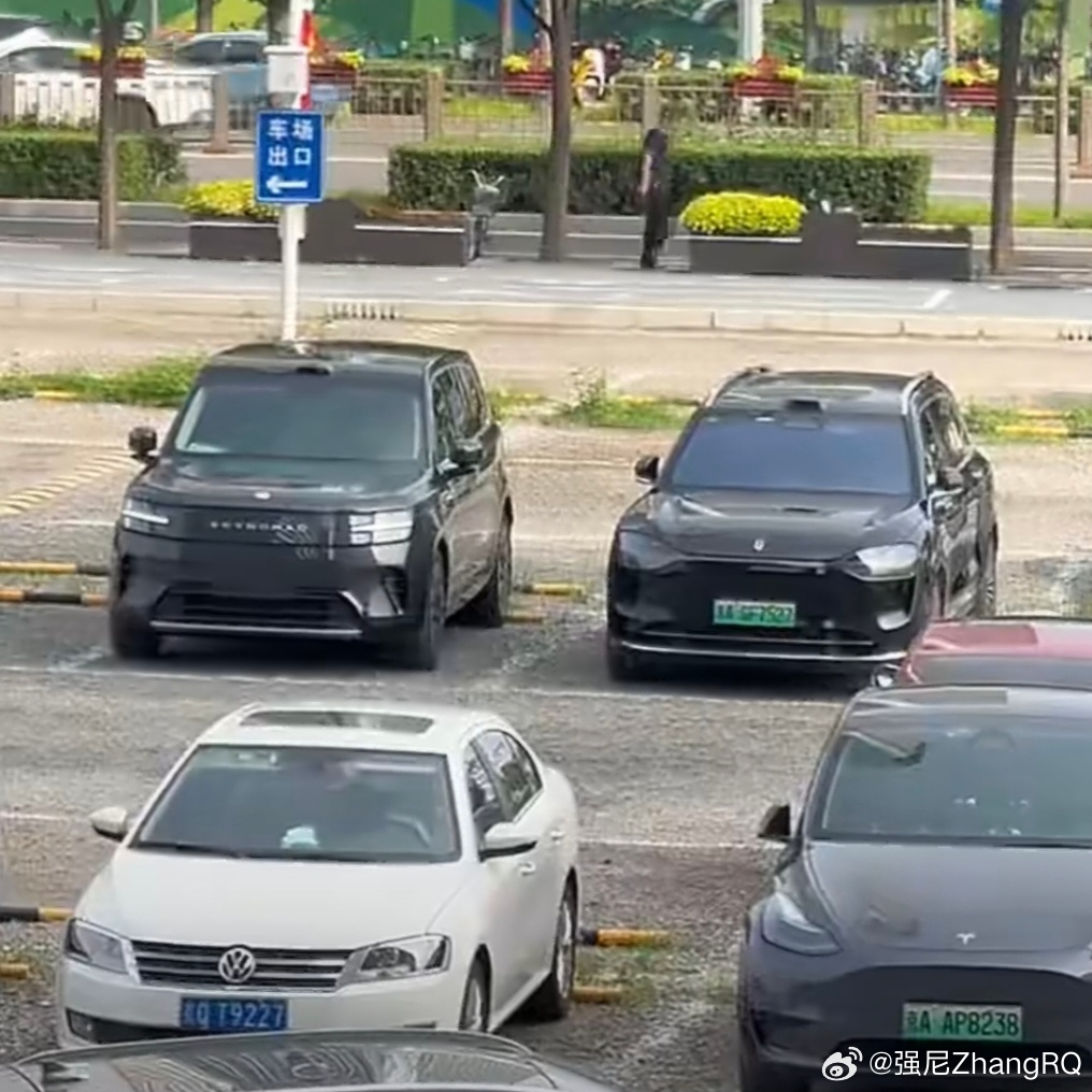 实车看起来确实比之前的“证件照”好一点小米澎程