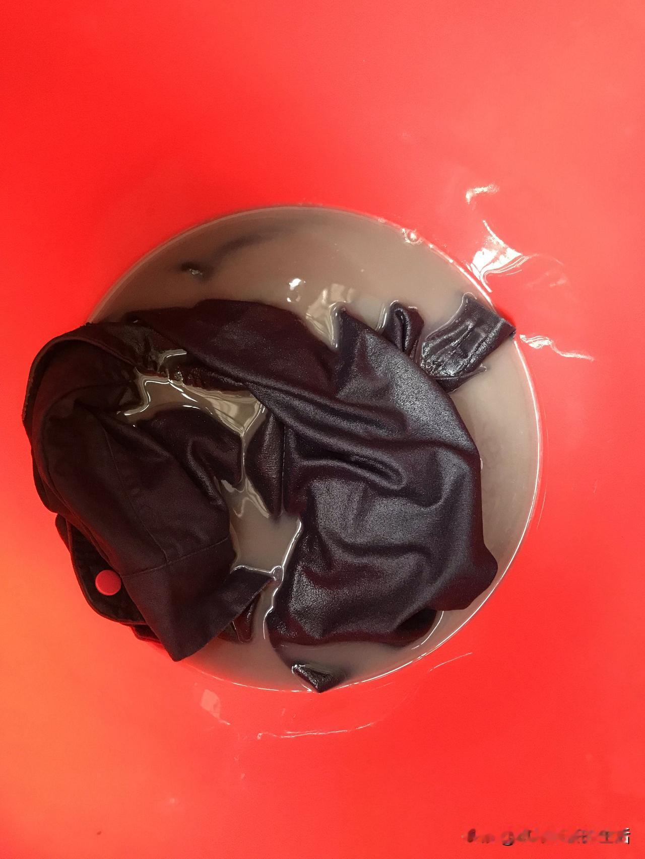 洗工作服了，已经放年假。话说这工作服足足穿着它一个多月没有认真洗过。现在放年假了