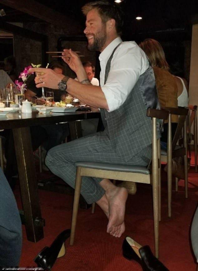 Chris Hemsworth餐厅就餐脱鞋露光脚，照片流出后被网友群嘲：“Tho
