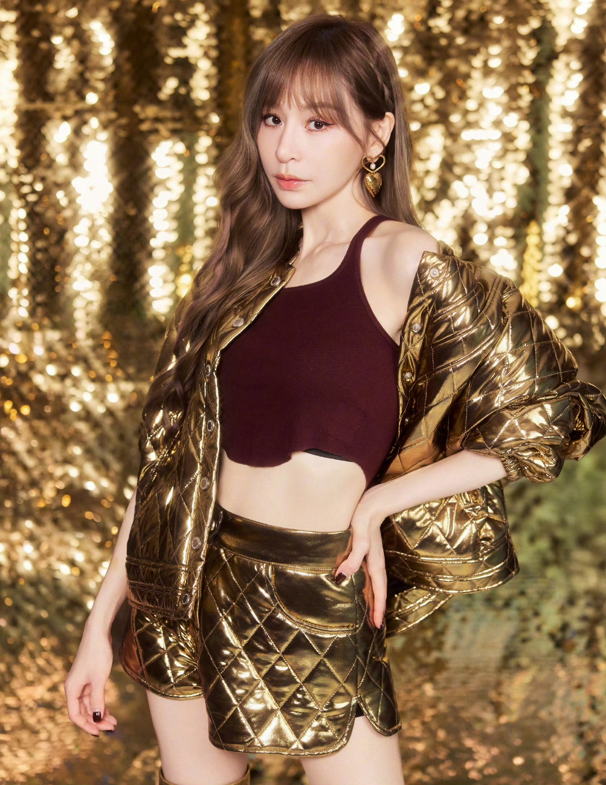 王心凌金色发财穿搭金色战袍加身，新年必定“凌”气十足、财源滚滚！ 