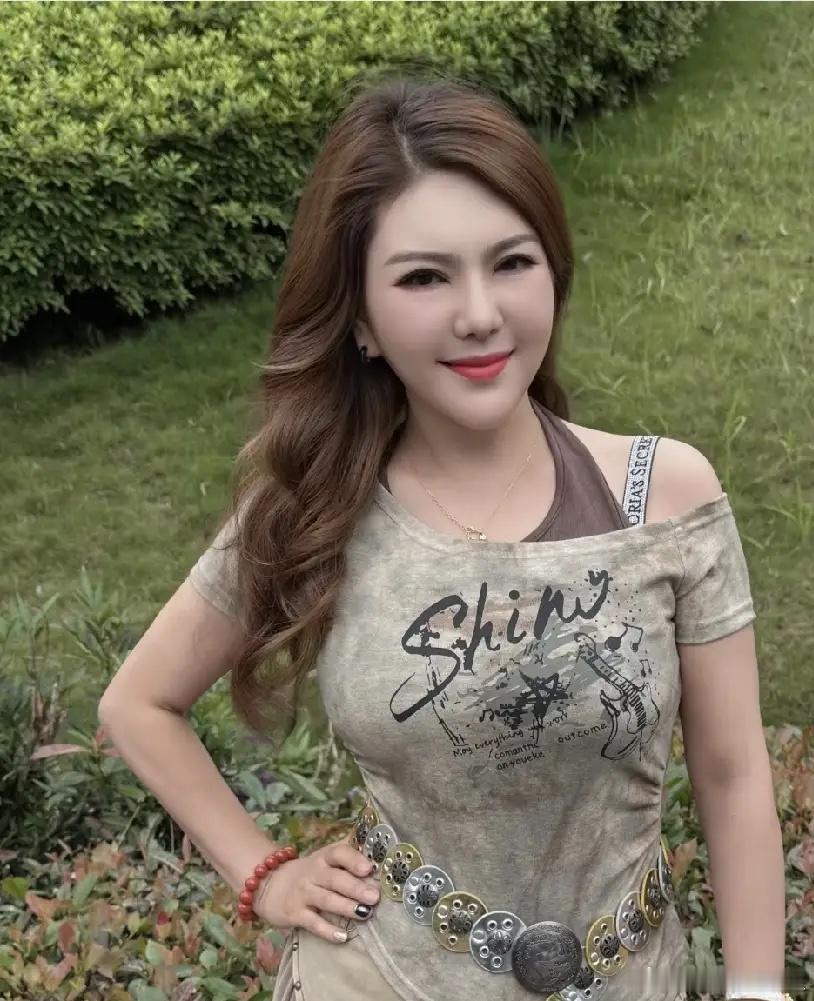 原本以为乌兰图雅只是一个说不好普通话的草原歌手这次看了乘风我才发现，她真的是个隐