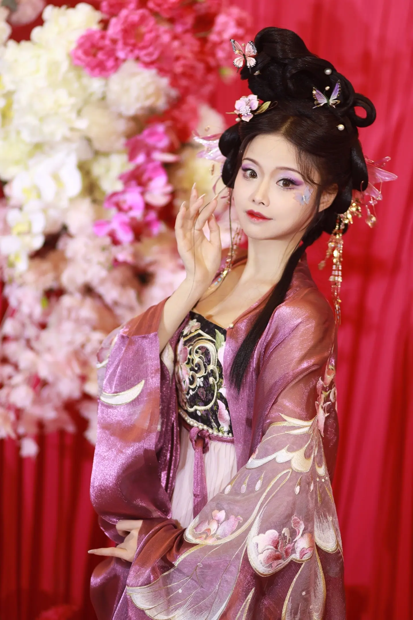穿着汉服的玉米粒粒～众里嫣然通一顾，人间颜色如尘土。摄影：根华 