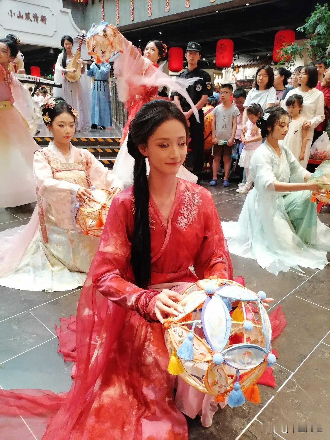 青春舞资，古装齐舞，带来端午安康快乐，惬意生活的画面。古韵跳舞 汉服跳舞餐厅 古