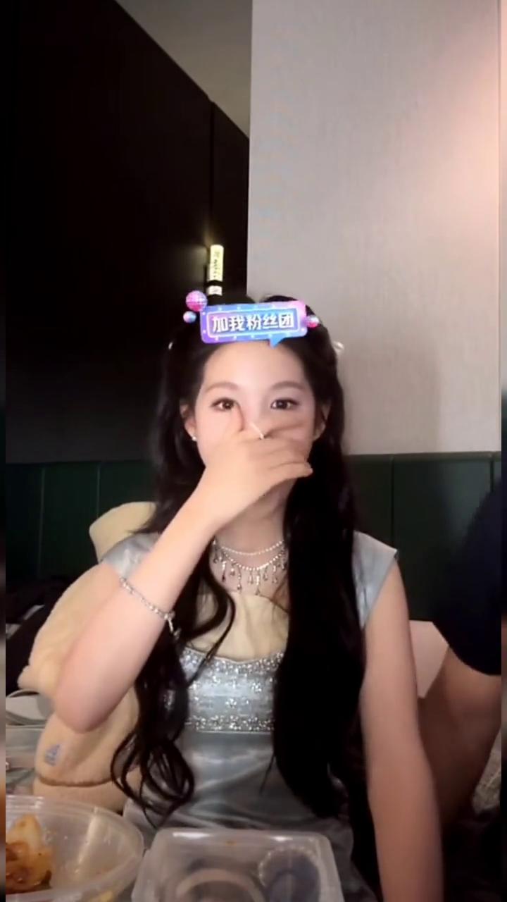 娜娜这样，她有的时候。有没有？我不想说话，在家不化妆。然后她有时候头发乱乱的，就