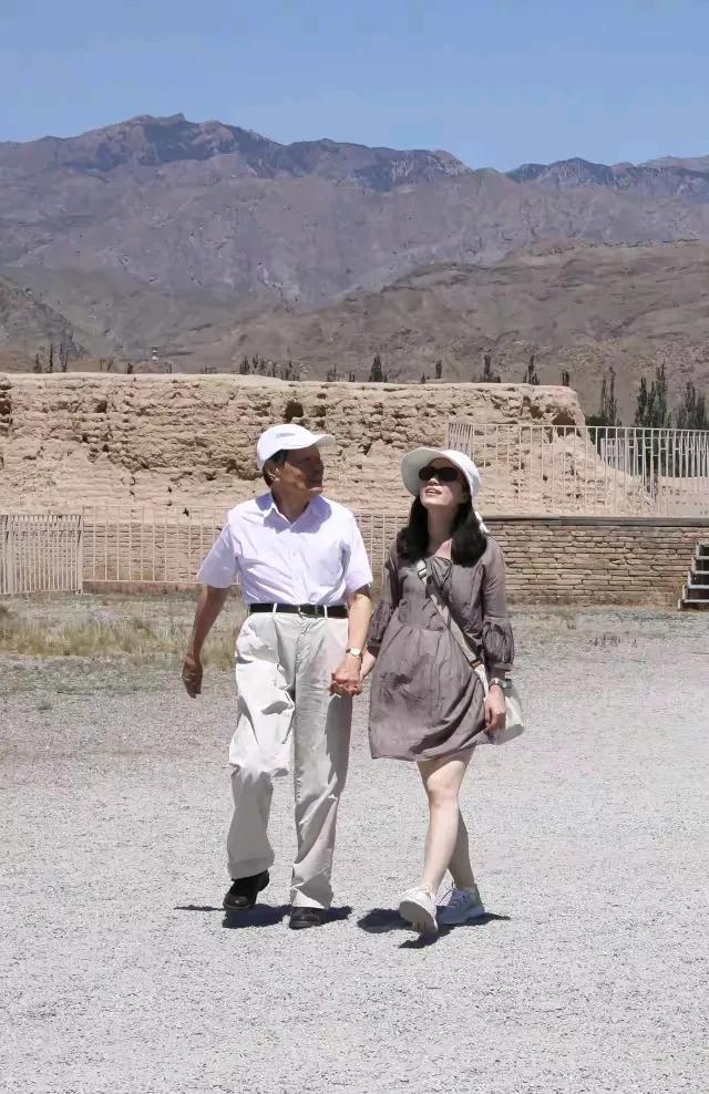 杨振宁说，自从他和翁帆结婚后，他在媒体上的知名度大了很多。
看来，杨老对社会上的