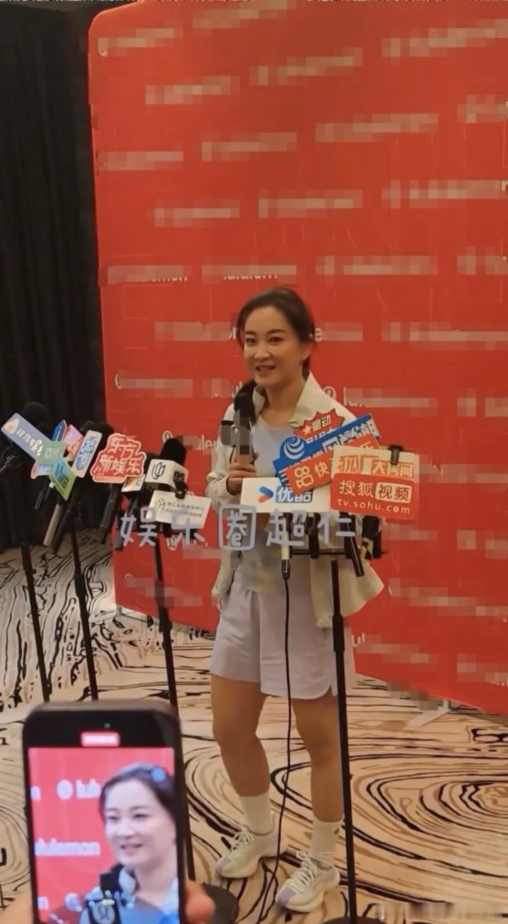 上镜胖十斤指的是上镜，又不是实际模样。况且贾玲上镜这状态看着也挺好的。贾玲 上镜