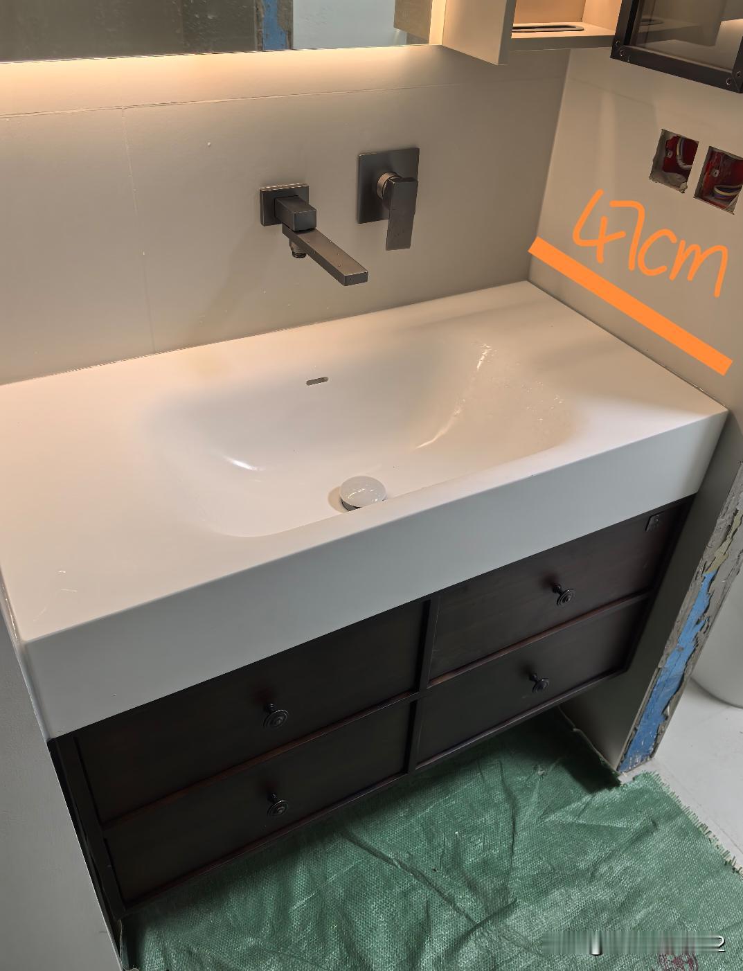 千万不要预埋水龙头，会变得不幸
由于空间有限，柜体进深太浅，家里一共预埋了四个入