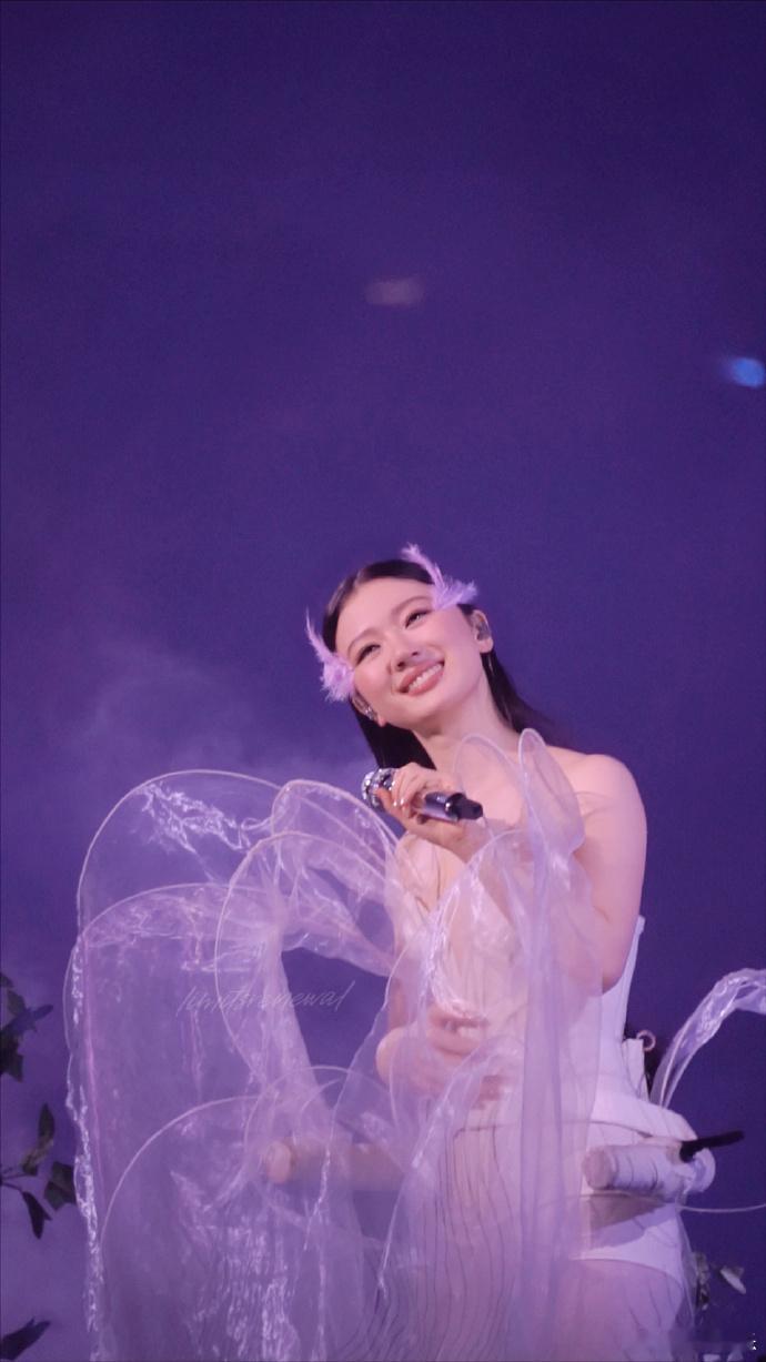 单依纯演唱会单依纯的舞台审美真的无可挑剔，上海巡演每套造型都精心设计，清冷优雅或