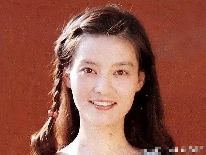 1979年，刚结婚1年的潘虹，出轨了导演杨延晋。可杨延晋的妻子洪融不是省油的灯，