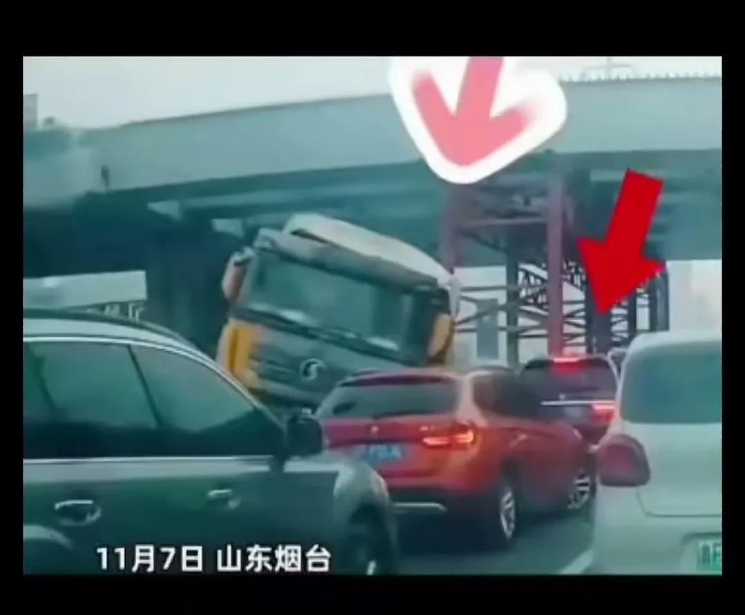 烟台宝马事故，错过了两次逃生机会，第一次，当渣土车没有减速，冲过来的时候，宝马车