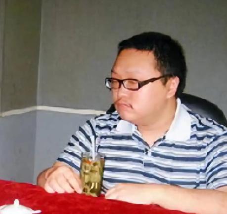 文伽昊是文强的儿子，今年45岁，如今定居在重庆，已经完全摆脱了过去的种种标签，安