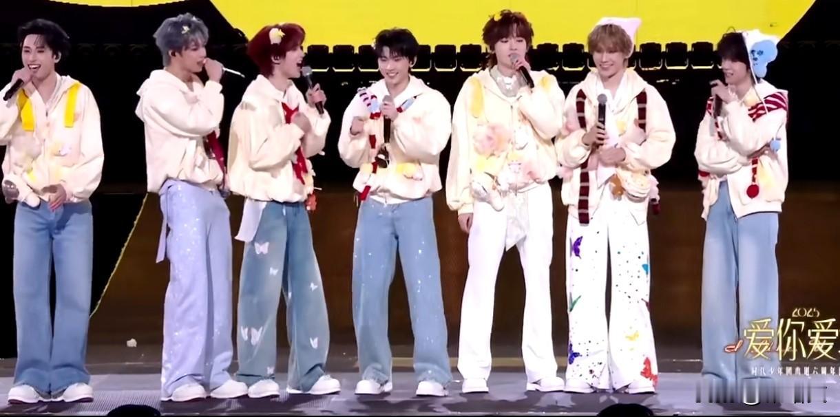 时团演唱会大型拆台现场！丁程鑫致谢遭粉丝喊倒闭，笑翻全场
 
谁能想到演唱会致谢