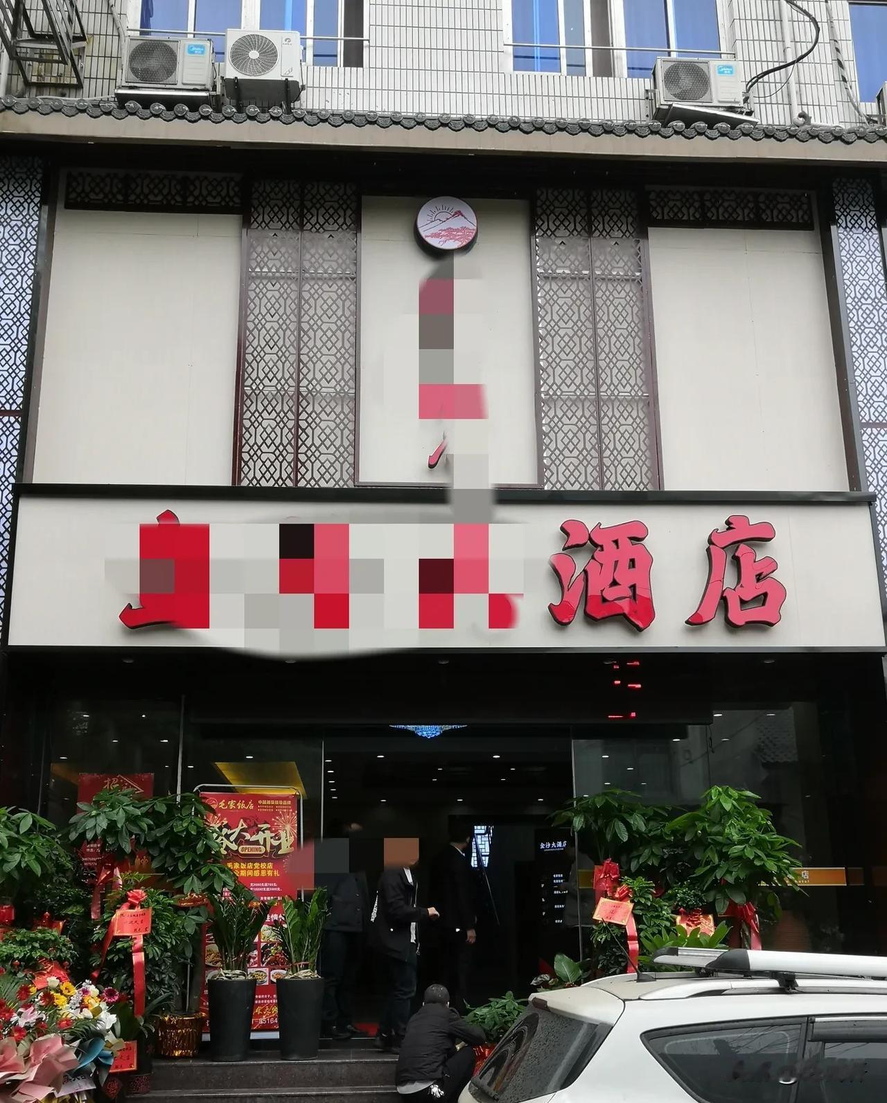 山东济南，一男子出门办事，走的太急没有上厕所，结果才到半路便感到尿急。无奈之下，