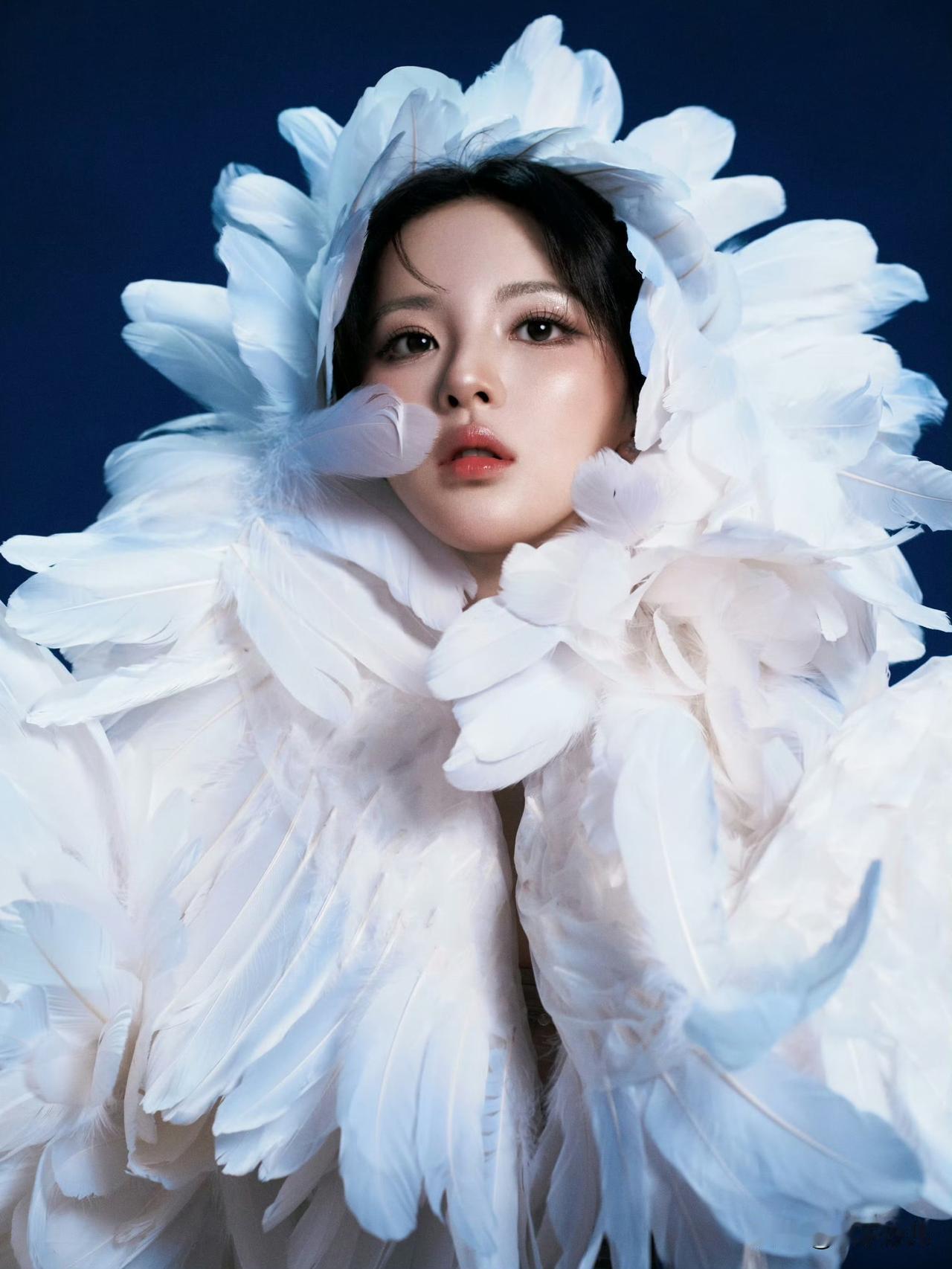 杨超越妆造


杨超越28岁羽毛妆造，夏天这个妆造看起来热气腾腾的[捂脸]好热哇
