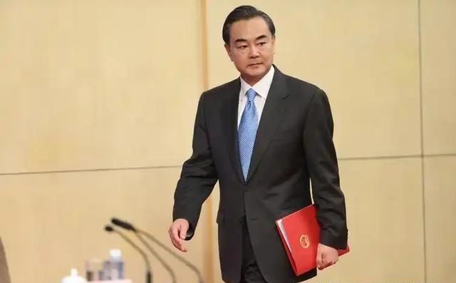 中国外长王毅，当着波兰的面，直接撂下了一句狠话：“为虎作伥，只会损害自身利益”！