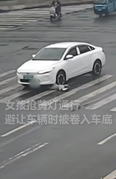 近日江苏宿迁一处十字路口，一段监控画面牵动无数网友的心。路口信号灯即将切换，一名