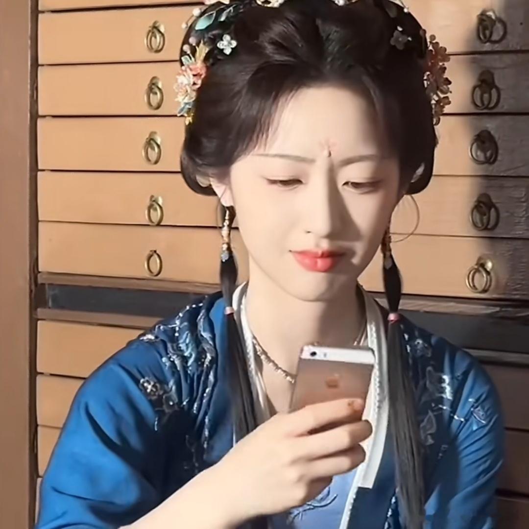 邓恩熙 原来我们熙熙老师也是重度手机瘾患者，和我一样手机不离手 