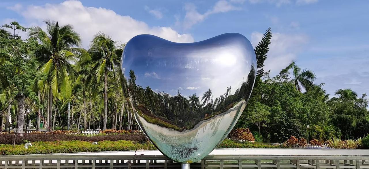 晒图笔记大赛在椰风暖阳里，这颗闪亮的“心”将蓝天绿树都揽入镜面，仿佛把整个热带的