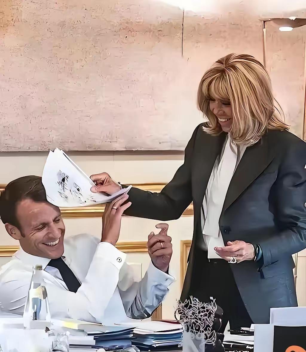 一开始，我们猜马克龙图她的家世背景，后来又觉得是冲她的才华而来，直到现在才恍然大