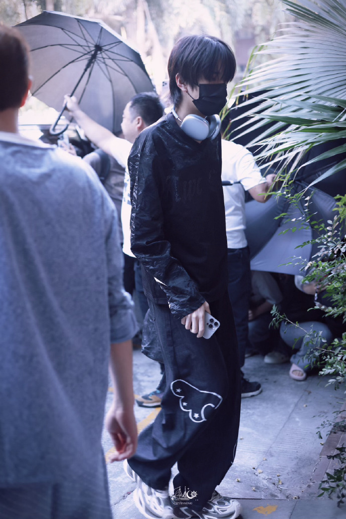 王橹杰我们的少年时代2上班路透 王橹杰我们的少年时代2上班路透 ，期待清冷学霸顾