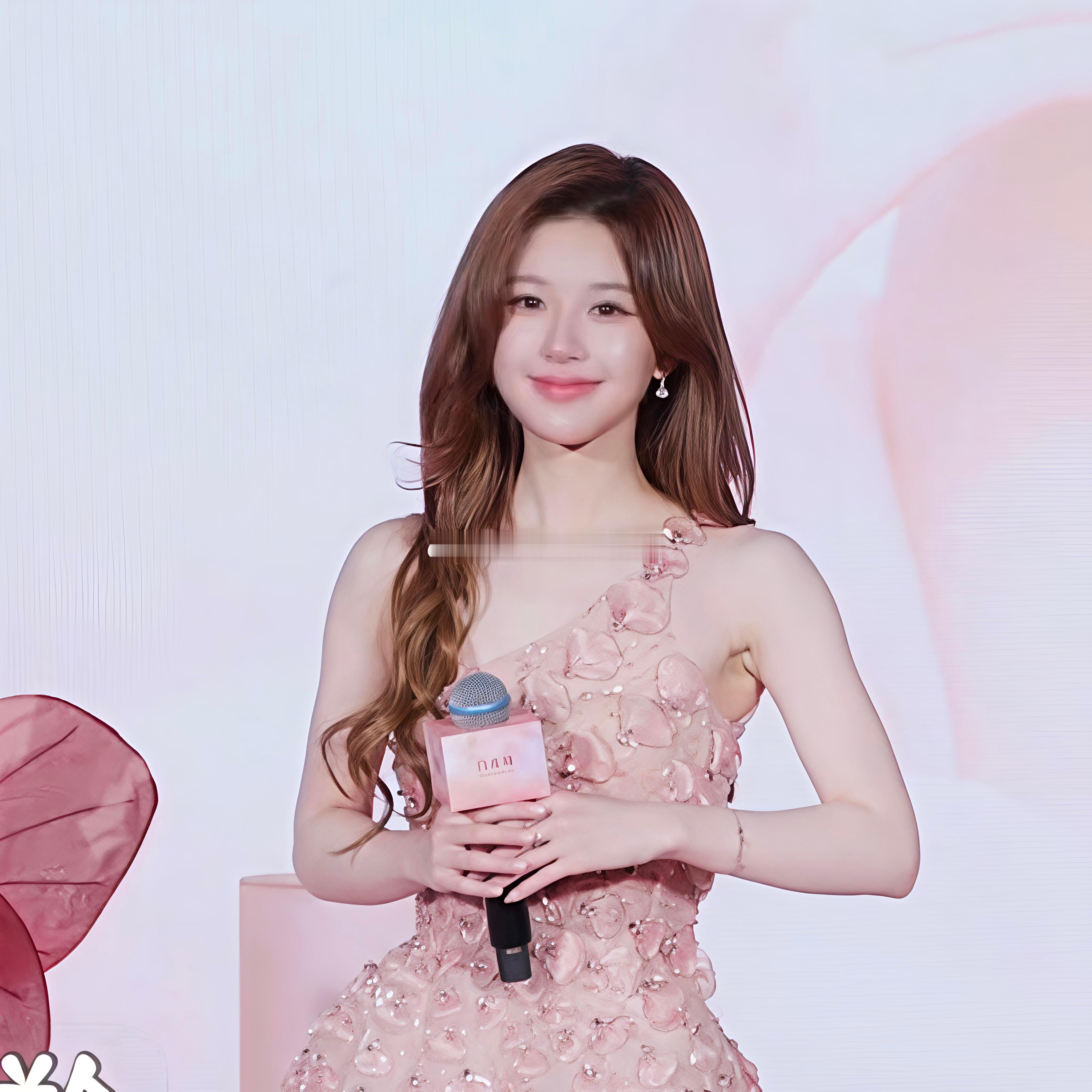 赵露思✖️百雀羚活动直播状态，解锁新高定的同时，赵露思也透露:夏天可能要拍戏了。