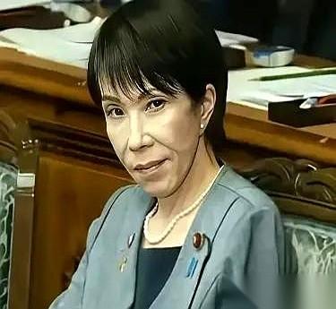 高市早苗去美国见特朗普，一张照片直接在日本国内炸了锅。
不是她个人的照片，是一张