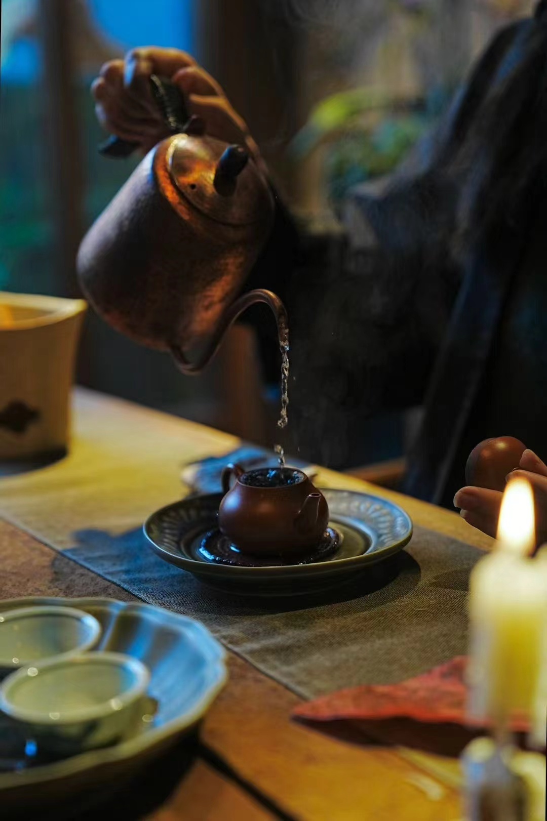 品茶赏器交友  泡茶时的专注，让我忘却烦恼，寻得内心片刻宁静。 