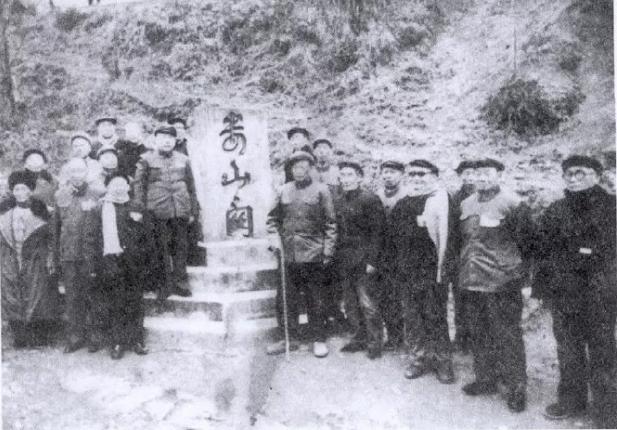 娄山关 一别十五年 ，一封来信 重续战友情 。
1935年娄山关血战之后，红三军