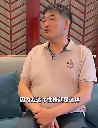 八万演出费早就已经全款结清，朱之文人已准时抵达活动现场，发现隔壁搭着办白事的棚子