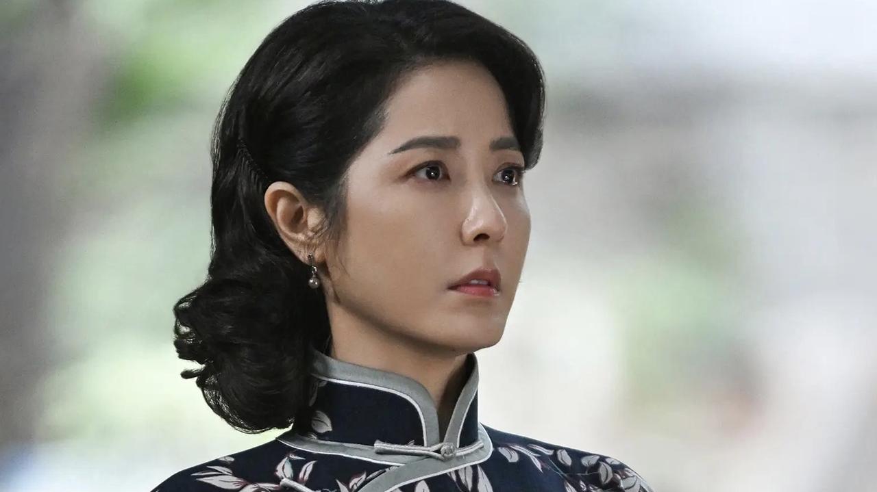 演员保剑锋曾这样多次公开评价曾黎：“中戏两百年一遇的美女”。
 
相信很多观众对