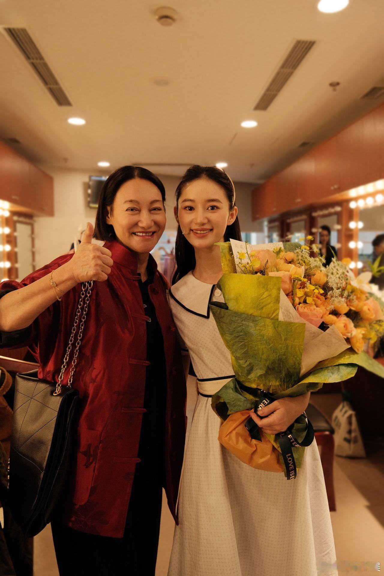 #郭晓婷今天的惊喜是惠英红给的# 惠英红观看郭晓婷舞台剧，惊喜如阳光洒落。这般售