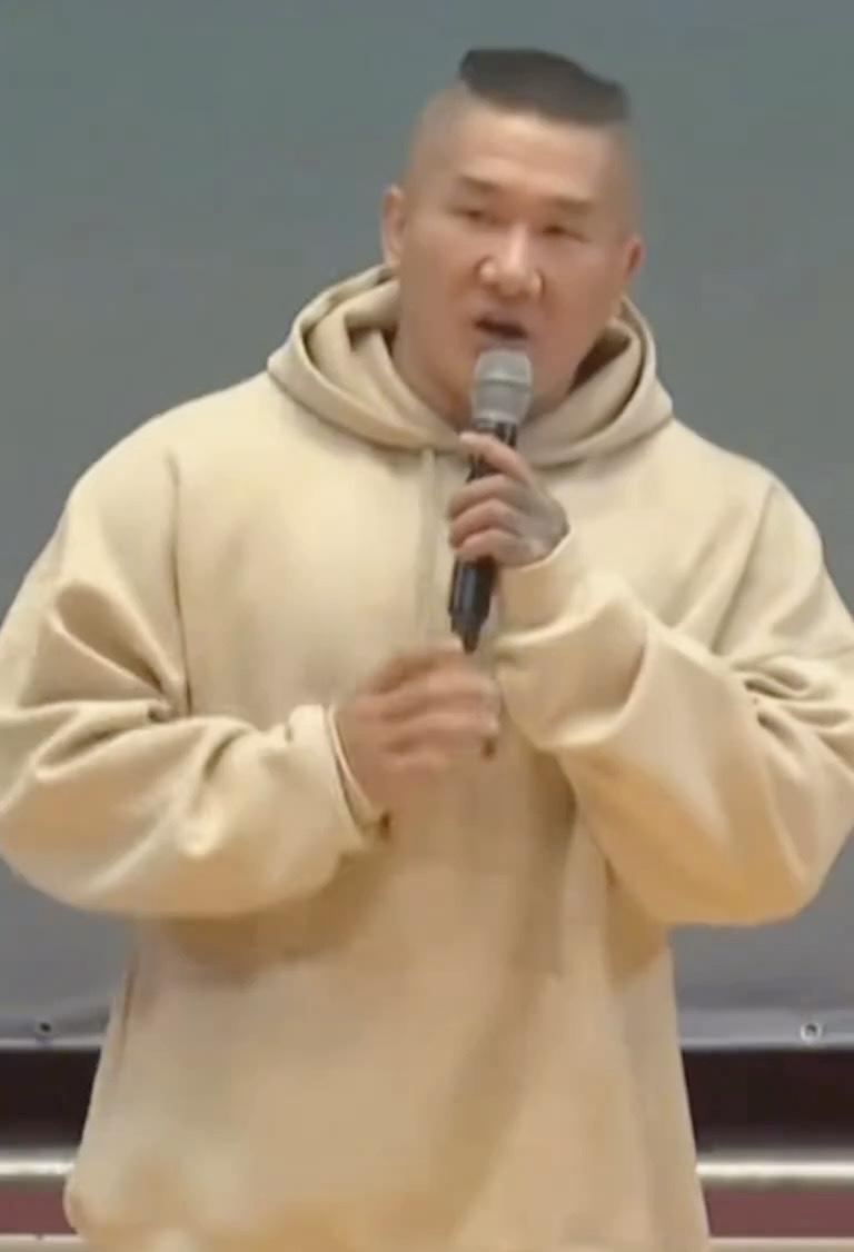 她的职业生涯堪称一部辉煌的时尚史诗。从初涉T台时的青涩，到后来成为各大顶级秀场的