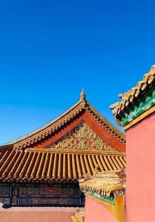 故宫缺钱到了什么地步，似乎永远入不敷出？故宫每年门票收入近8亿，文创收入大约15