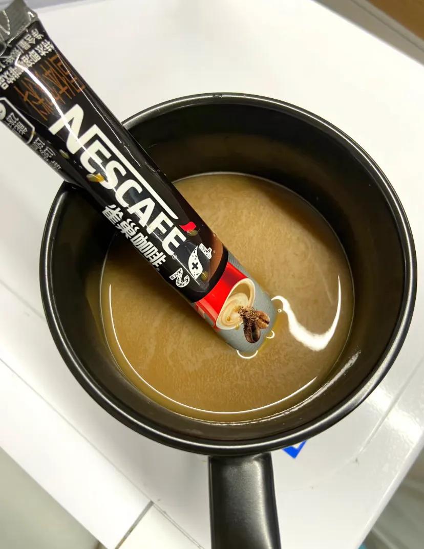 同事说他一直都是用袋子搅速溶咖啡
本身就是这么设计的吗?塑料搅热水会不会有问题办