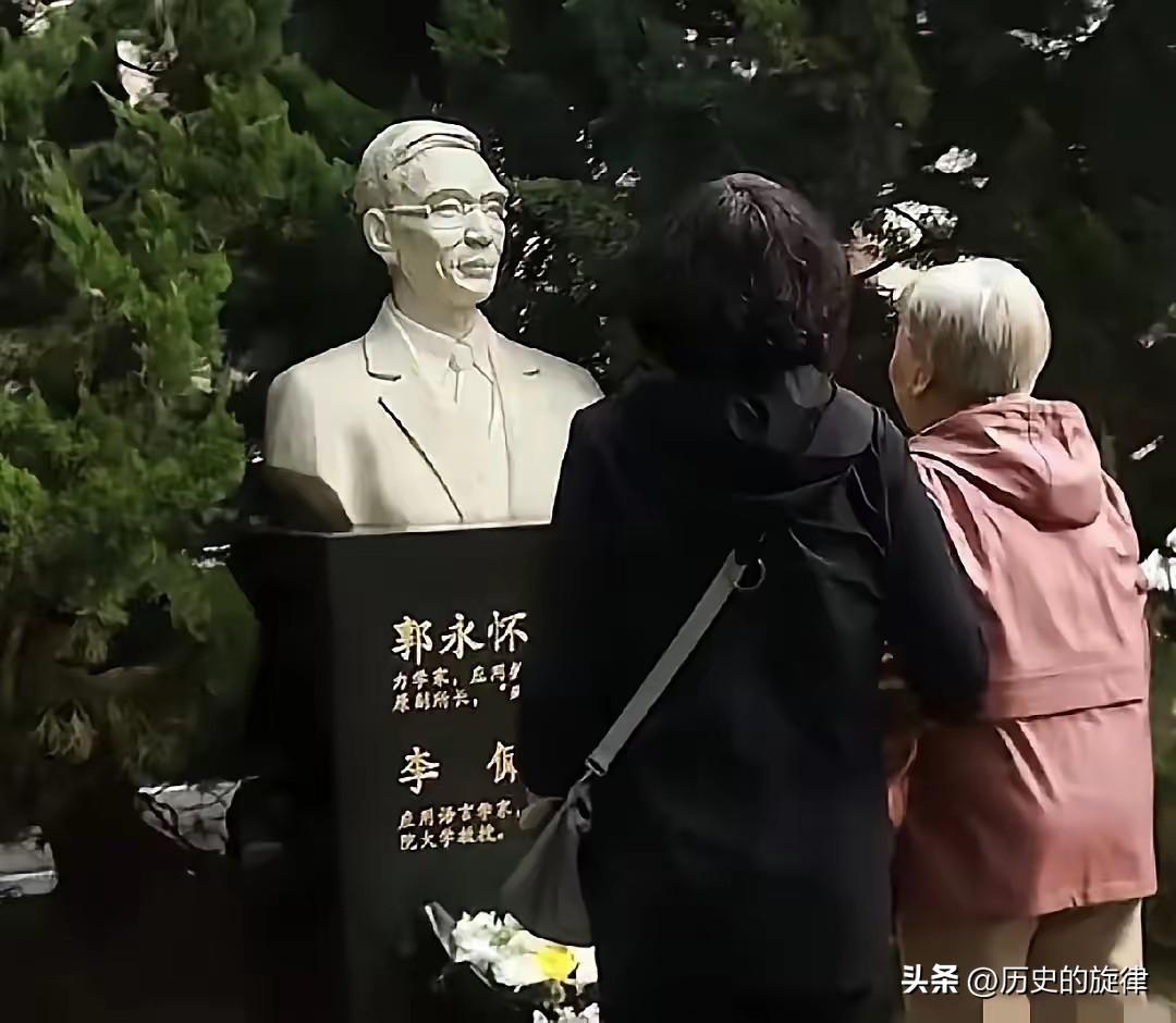 跨越半个世纪的思念！2026清明，郭永怀侄女站在雕像前，久久不肯离去
 
清明本