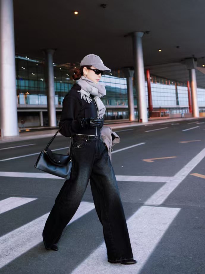 戚薇戴了皮手套 看戚薇戴上皮手套，全黑穿搭配上灰色围巾，冷感又霸气，走路带风，妥