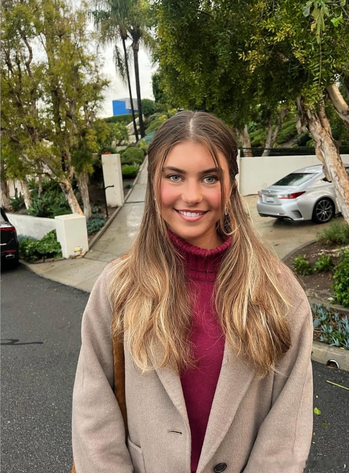 约维奇！！！更新自己在Christmas节日的照片Iva一般也不太更新自己生活照