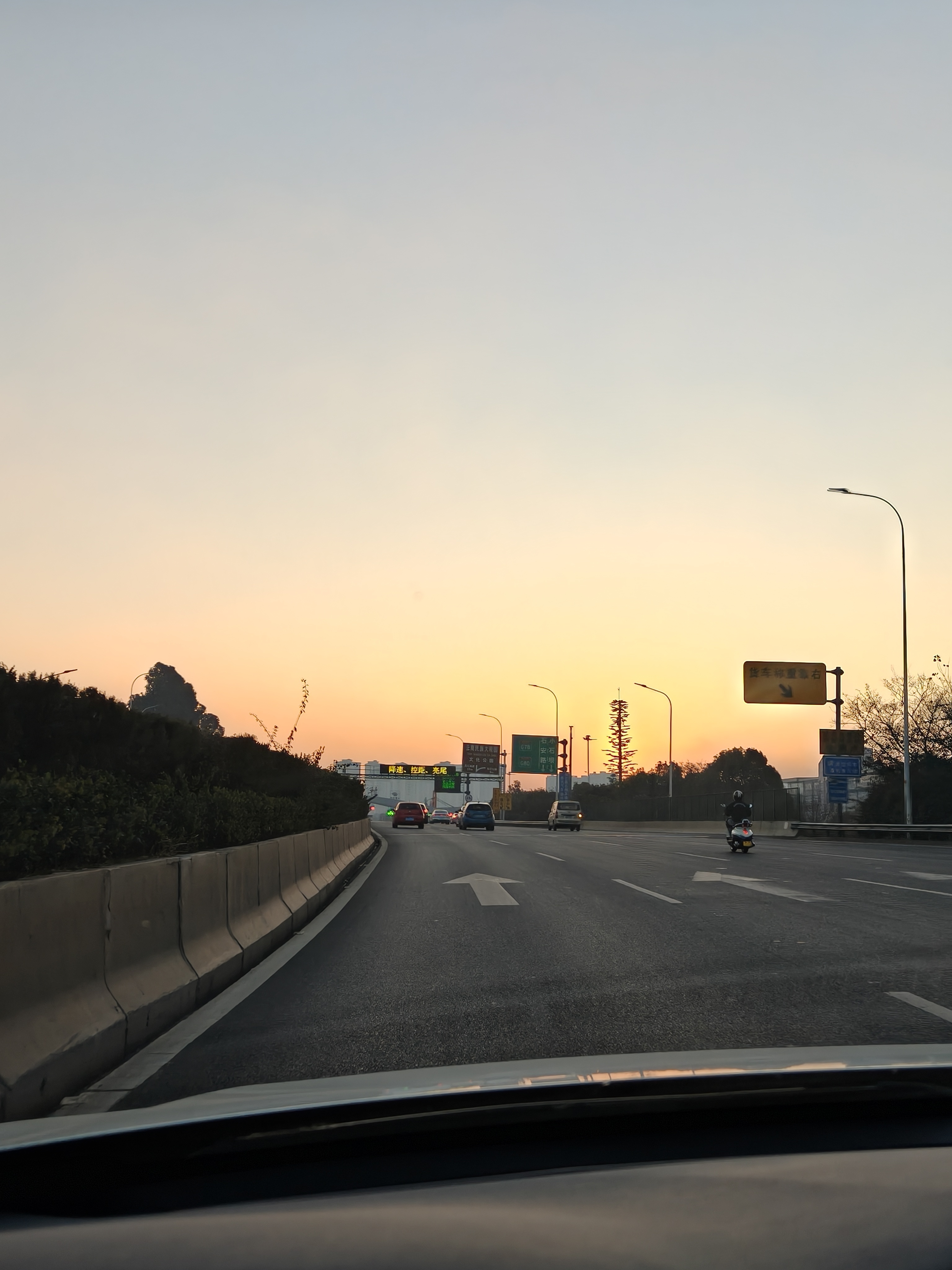 回老家出差，顺便来隔壁泸西查个档，感觉好久没走这条国道了，现在路况还真挺不错，办